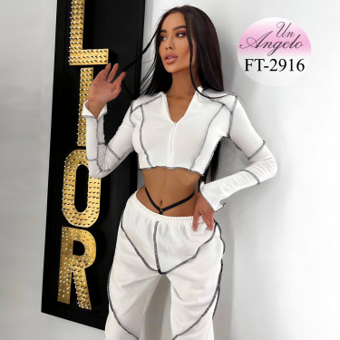 Oversize джогър комплект в бяло с къс суитшърт и панталон