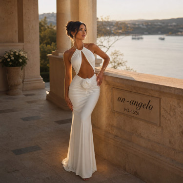 Long summer dress in ecru with a halter neckline, bare back and rose decoration