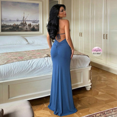 Дълга синя рокля EYYO Atelier с гол гръб, халтер връзки и завързване отзад
