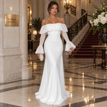 Дълга рокля в цвят екрю с волан на раменете и тюлени ръкави